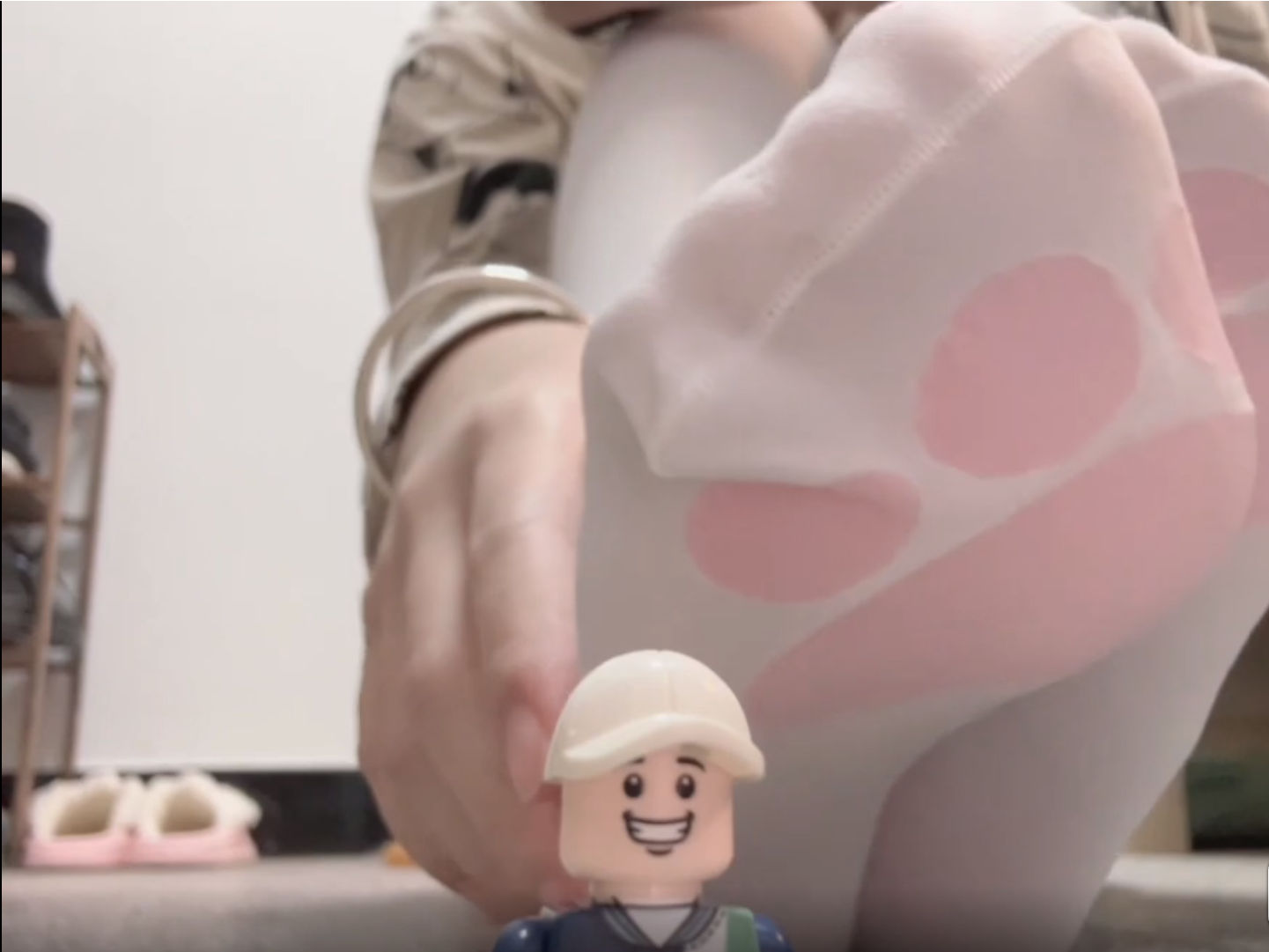 猫爪白丝用魔法欺负缩小后的邻居弟弟放在大腿和脚丫子摩擦-boKE