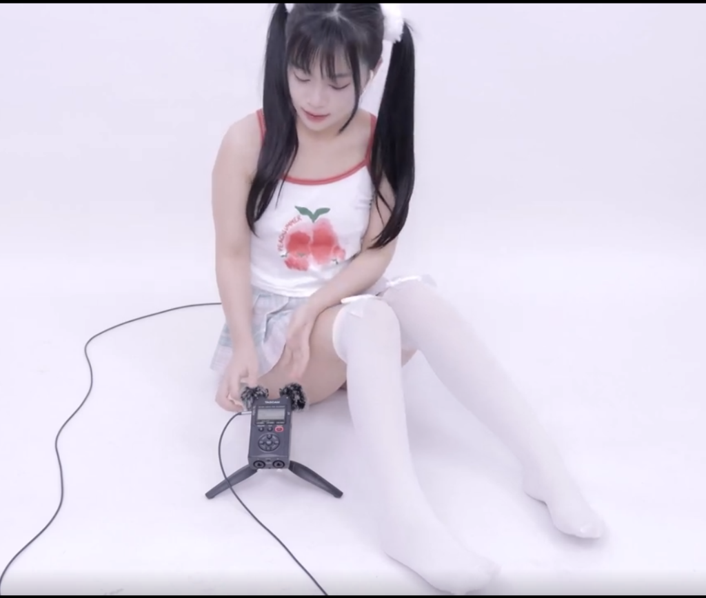 专属视频-🥰晓美-ASMR 口腔音 舔耳 弹舌音 按摩 喘息 ｜4k Wheezing oral sound licking ear playing tongue sound silk stockings