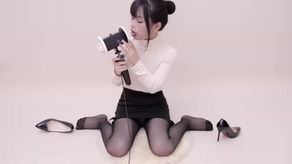 专属视频-晓美-ASMR 口腔音 舔耳 弹舌音 按摩 喘息 |4k Wheezing oral sound licking ear playing tongue sound silk stockings