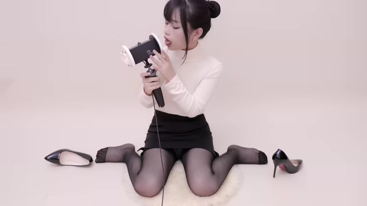 晓美-ASMR 口腔音 舔耳 弹舌音 按摩 喘息 |4k Wheezing oral sound licking ear playing tongue sound silk stockings-boKE